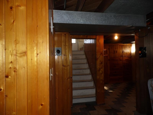 Nice basement w washer/dryer hook up and 1/4 bath