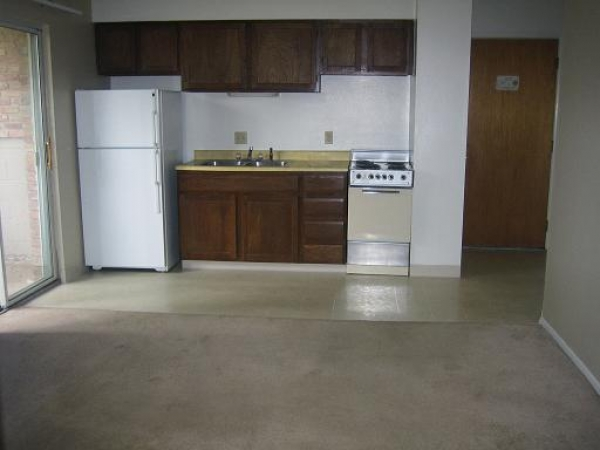 Efficiency Apartment, 923 Maplewood Dr., Cedar Falls, IA, 50613