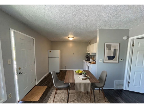 1 Bedroom Top floor apartment, 130 Sherwood - 7, Waterloo, IA, 50701