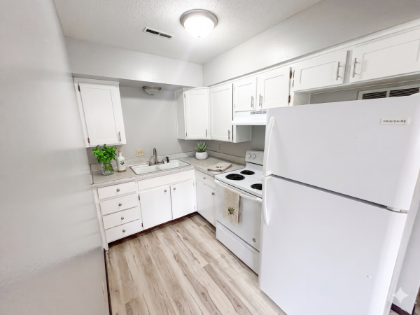 Updated 1BD/1BA Available NOW!, 1125 Dixon Dr - 2, Waterloo, IA, 50701