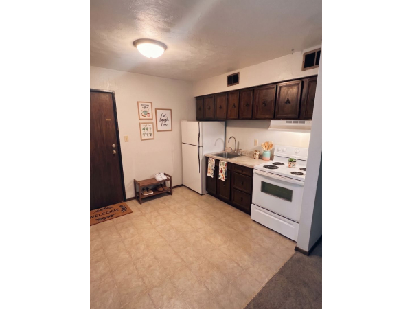 Top-Floor 1BR/1BA | Available in Mid-October | Off-Street Parking & En-Suite Bathroom, 746 Russell Rd - 8, Waterloo, IA, 50701