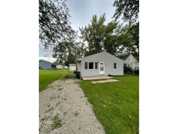 3 Bedroom, 1 Bathroom House for Rent with 1 Stall Garage!, 174 W Airline Hwy, Waterloo, IA, 50703